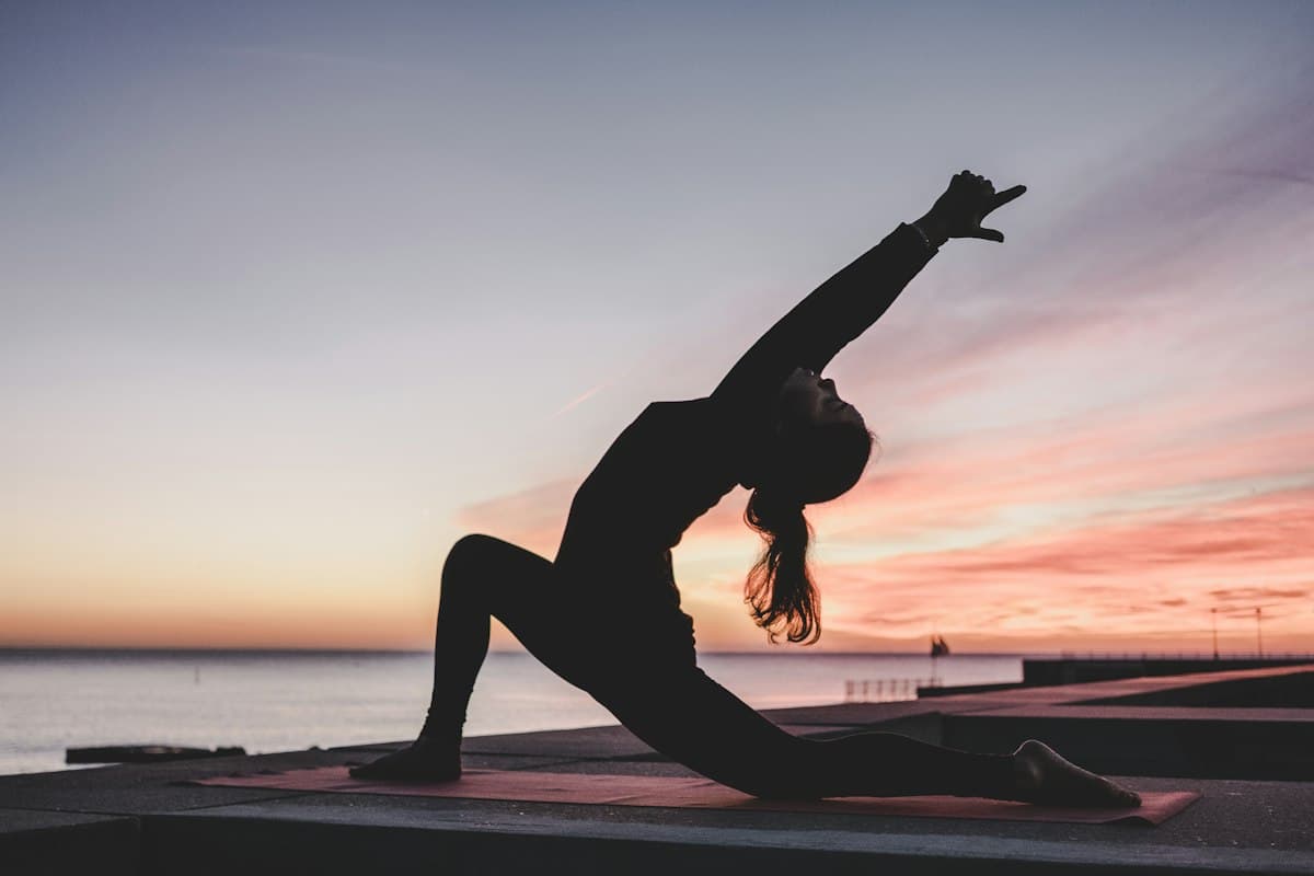 Placeholder: práctica de yoga (Unsplash)